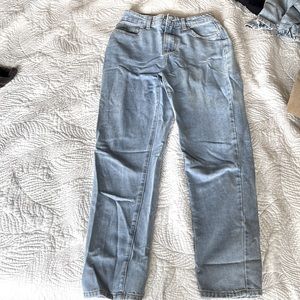 Super cute mid rise mom jeans
